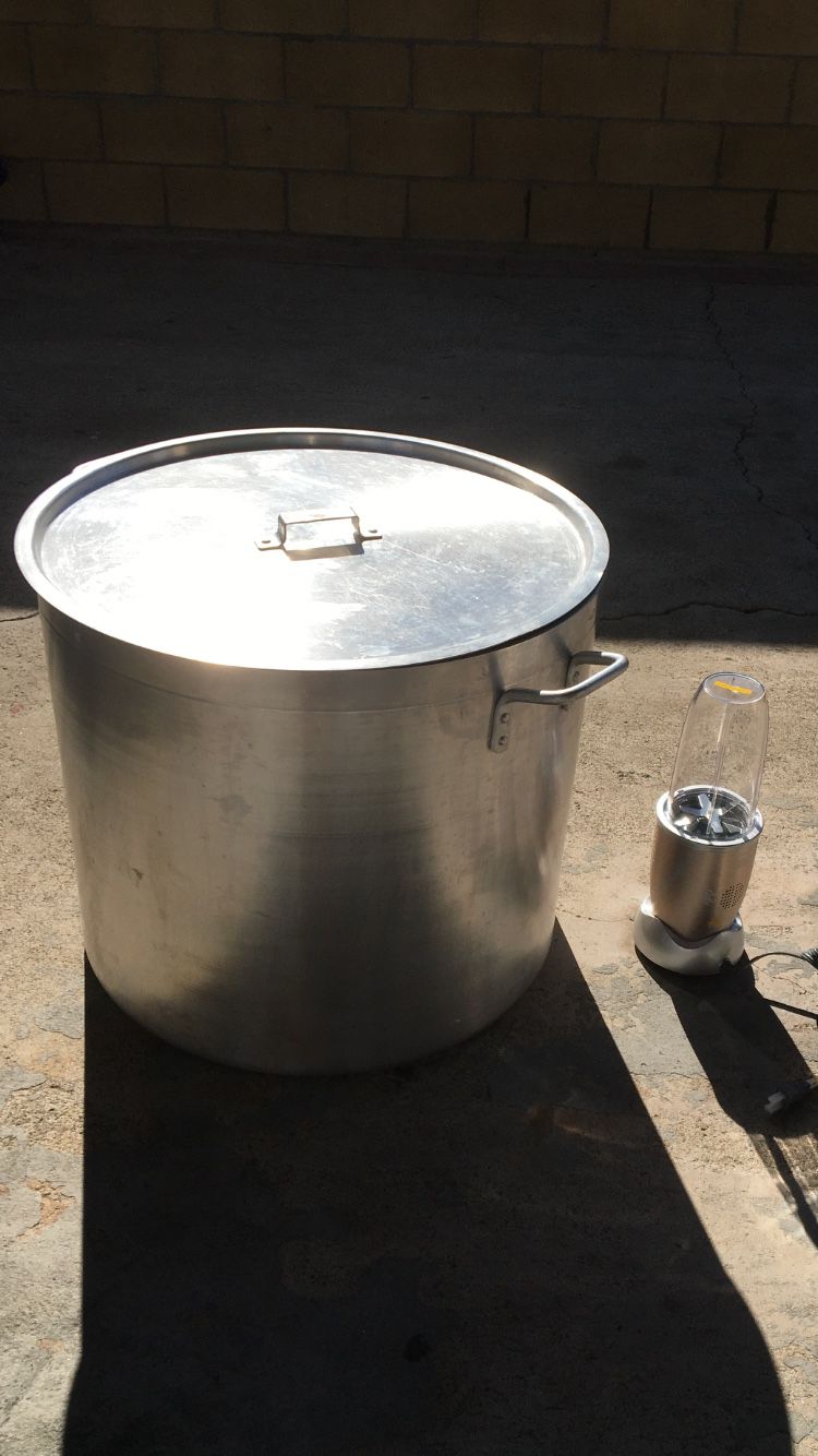 Stockpot with lid and a blender