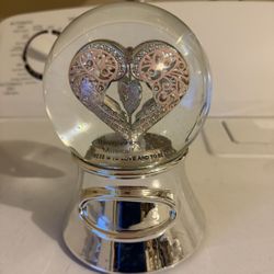 Great For Valentine’s Day Brand New Say It With Love Heart Snow Globe Plays Pacobels Canon 