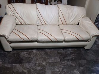 Leather Couch And Love Seat Set Excellent Condition