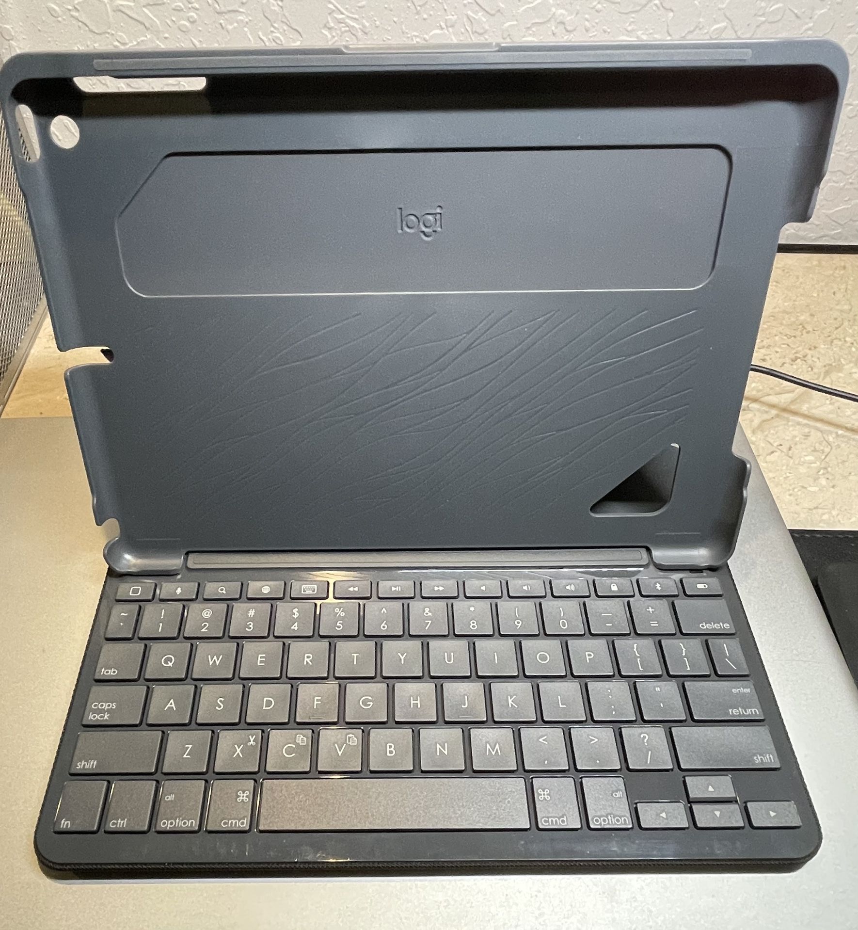 Logitech Slim Folio iPad With Integrated Bluetooth Keyboard New In Box
