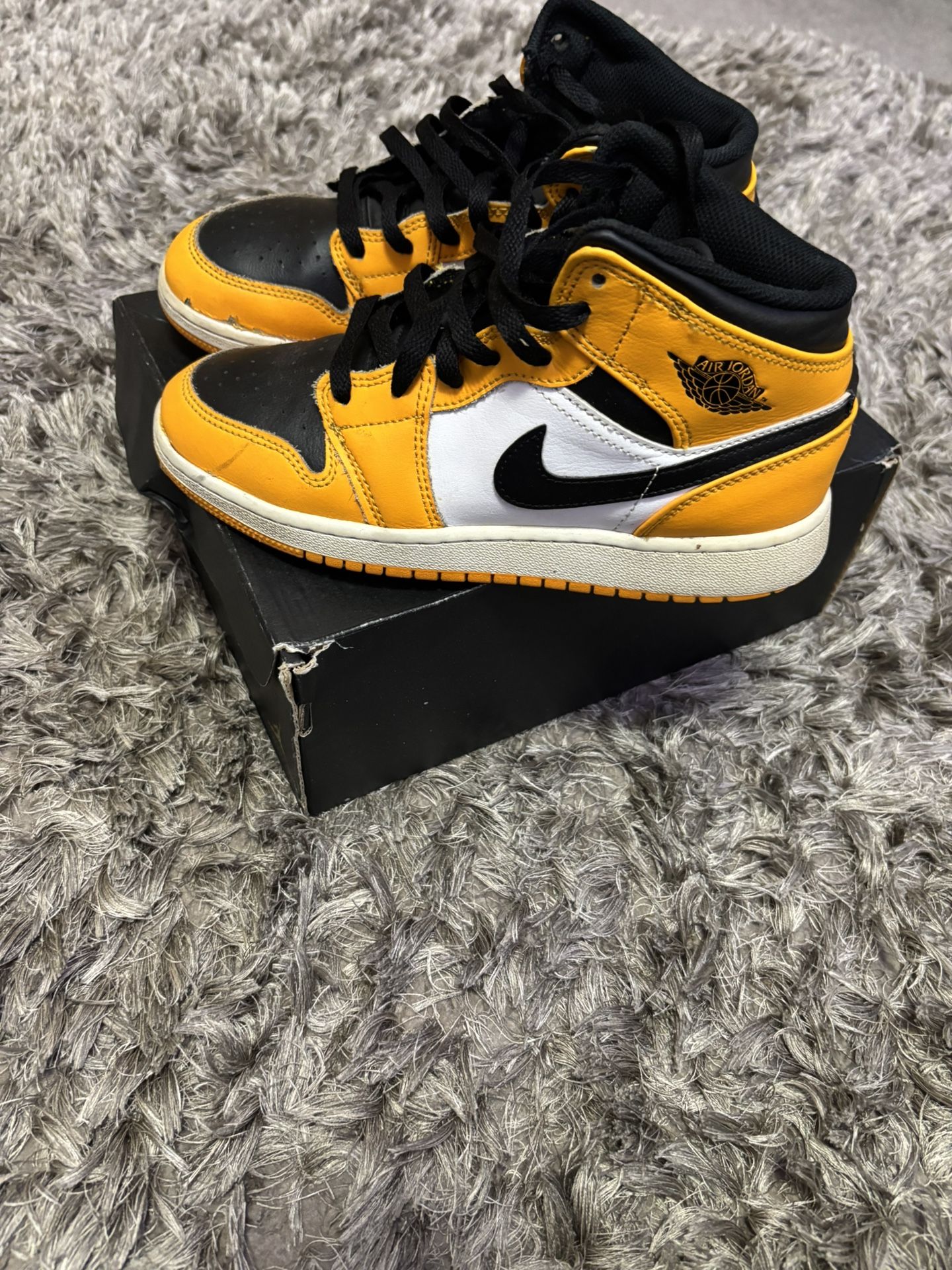 Jordan 1s Mid Taxi