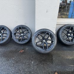 OEM Lamborghini Huracán 19” Kari Wheels + Pirelli P Zero PZ4 L Tires + TPMS + Center Caps (Set of 4)