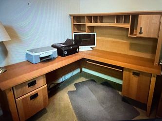 Corner desk with hutch