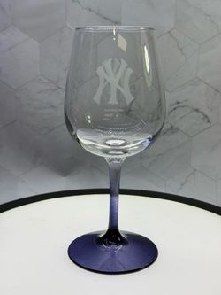(1) New York Yankees 12oz stemmed wine glass featuring a satin-etched team logo and a team-colored spray on the stem and foot.