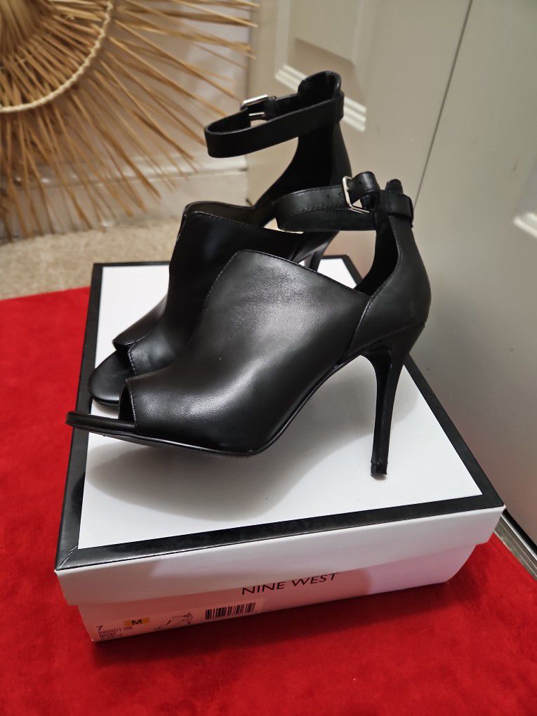 Peep toe heel silhouette, high heel 4 inches and ankle strap.