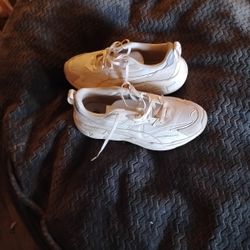 New Woman's White Size 7.5 Pumas