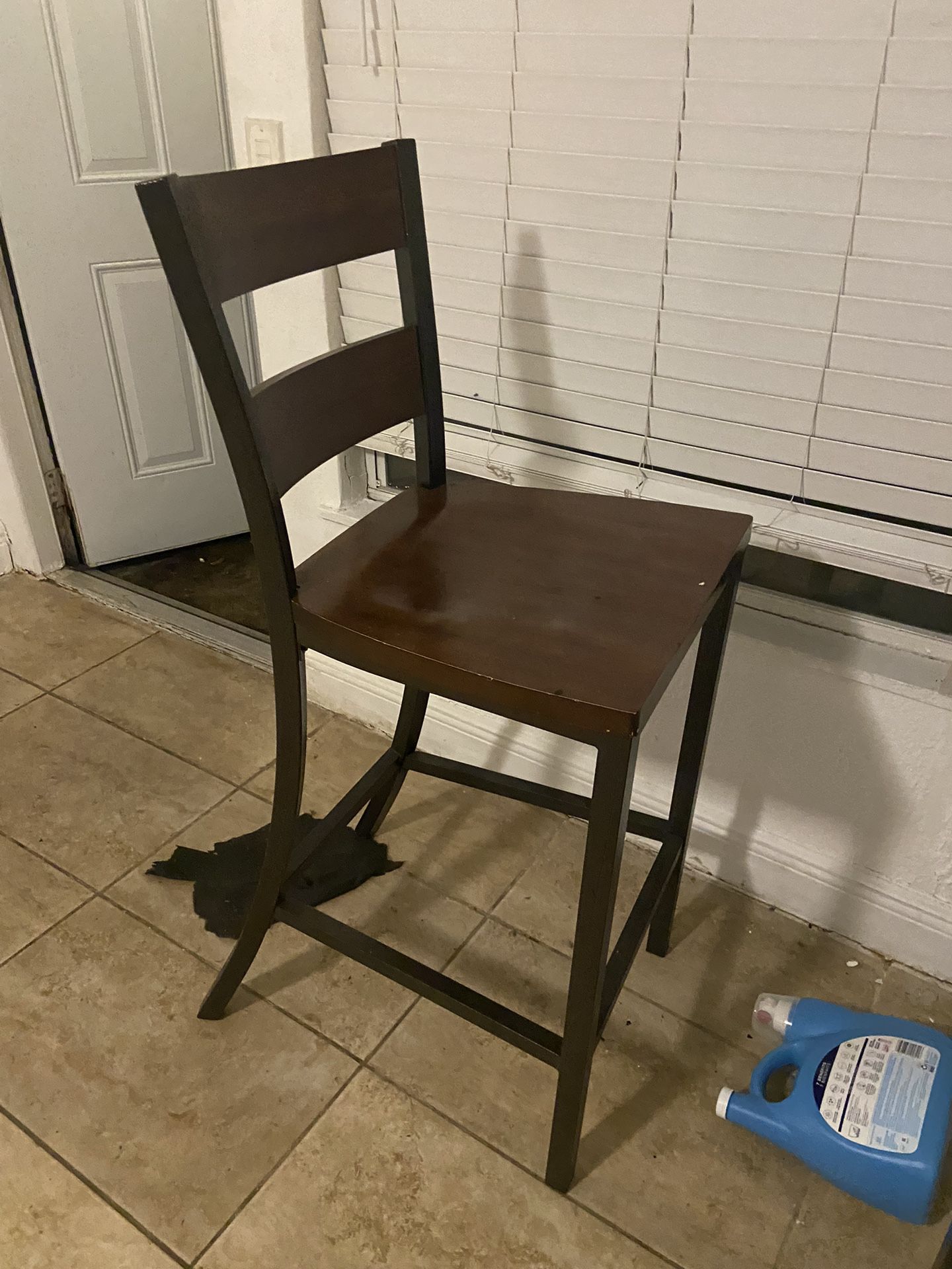 Hightop table with two chairs