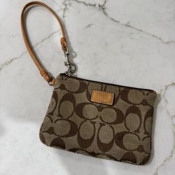 COACH Wrist Corner Zip Wristlet.  Small✨