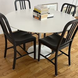 Eero Saarinen Table With 4 Coca Cola Chairs 