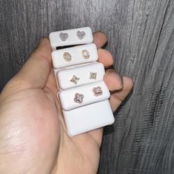 14k Gold And Natural Diamond Earrings 🎄🎄