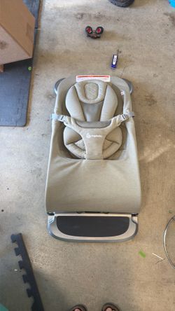 Ergo baby bouncer in soft olive