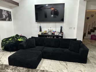 Beautiful modern black sectional in Great condition super comfy 9ft x 5ft9in asking 580