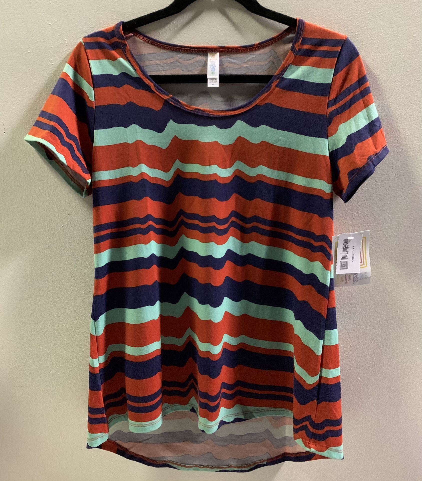 New LulaRoe Classic T womens size XS shirt