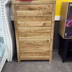 Ashely Hyanna 5-drawer Chest 