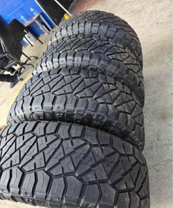 295/65/20 Nitto Set de Tires con 70% de vida lss 4