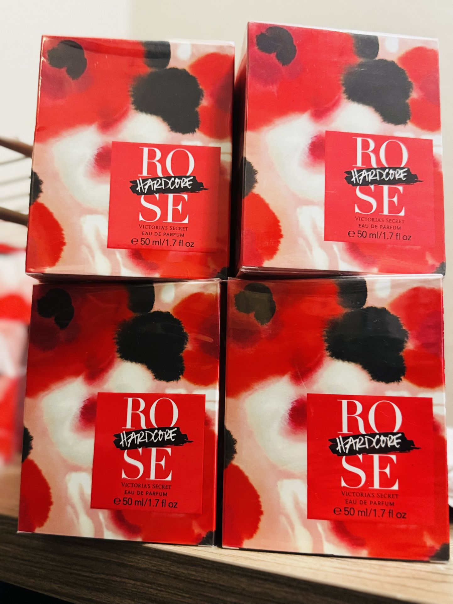 Perfume Hardcore Rose by Victoria's Secret : black rose, raw amber