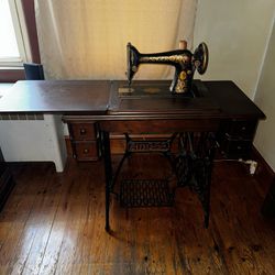 1924 Singer Sewing Machine