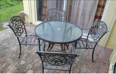 Patio dining table with 4 chairs