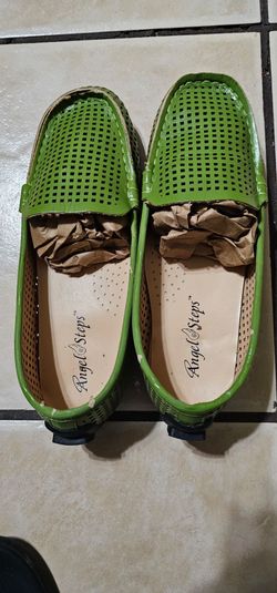 Green New Shoes size 6M/ Zapatos de color verde  talla 6M.