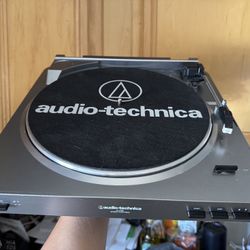  Audio Technica Turn Table
