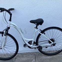 Fuji. Crosstown 2.0. Women’s Hybrid Bike. 17 Inch Frame 