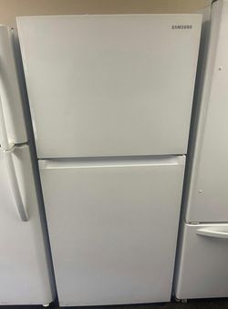 Samsung Top Mount Refrigerator in White - Good Condition with Auto Ice Maker