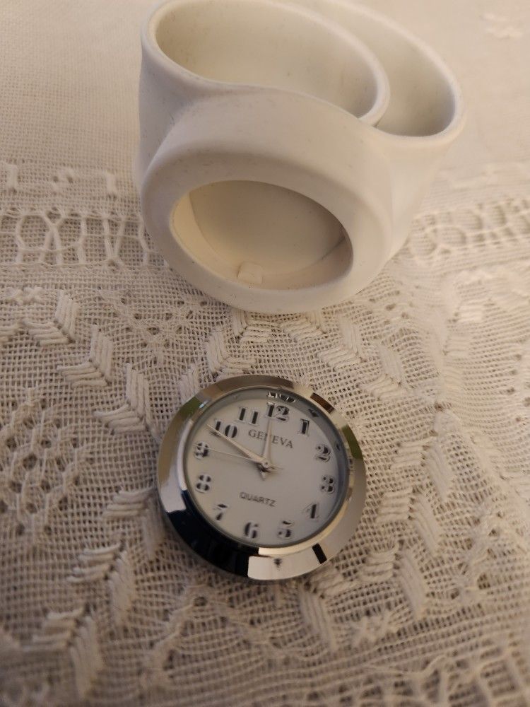 Sleek Watch With Modern Slap Band