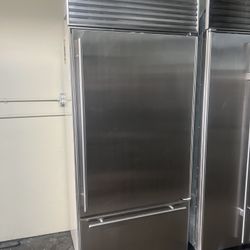 SUB ZERO 36”WIDE BUILT IN STAINLESS STEEL REFRIGERATOR 
