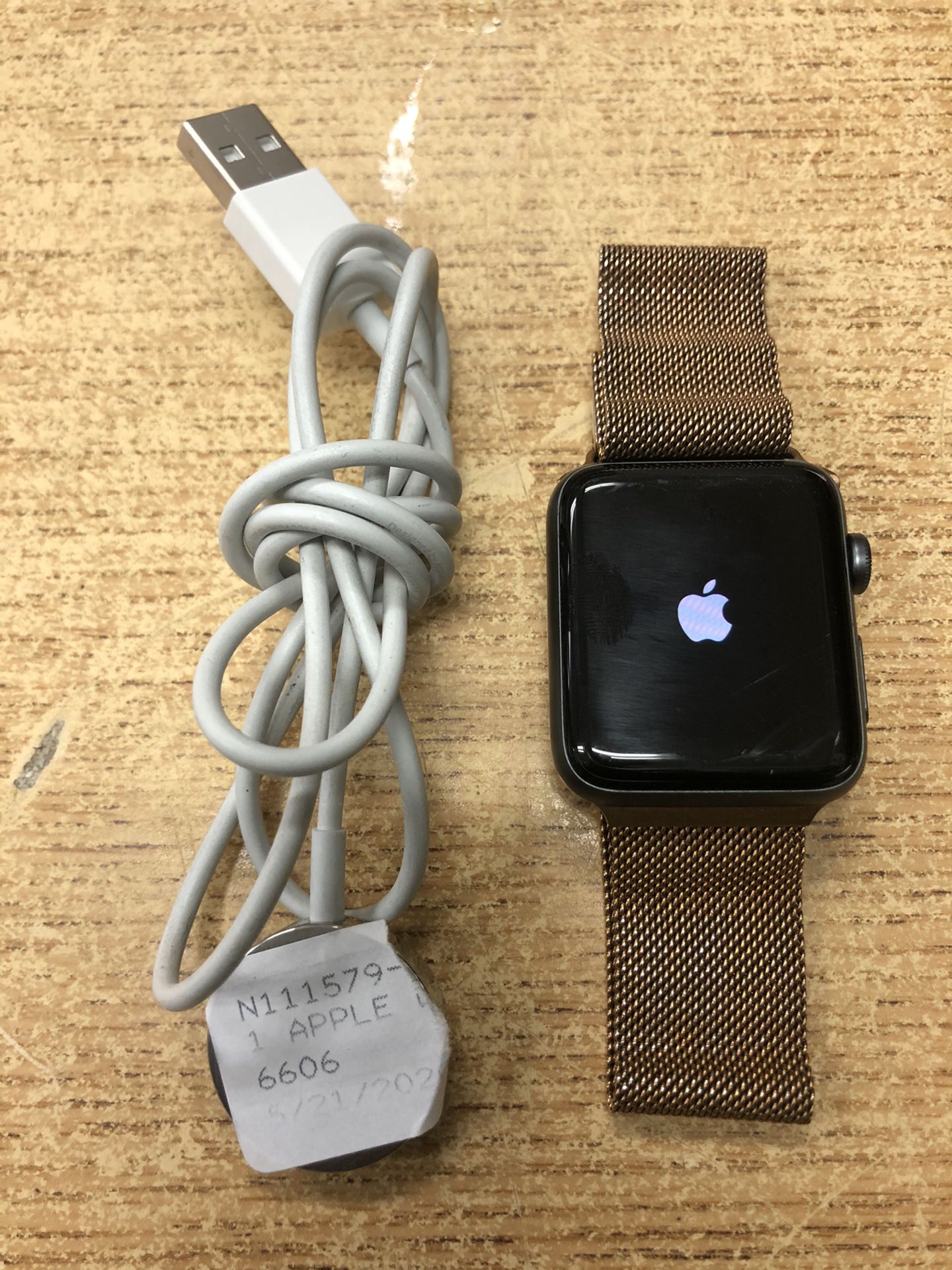 Apple Watch Series 3 (GPS) 42mm (Gray Aluminum Case, Gold Mesh Band)