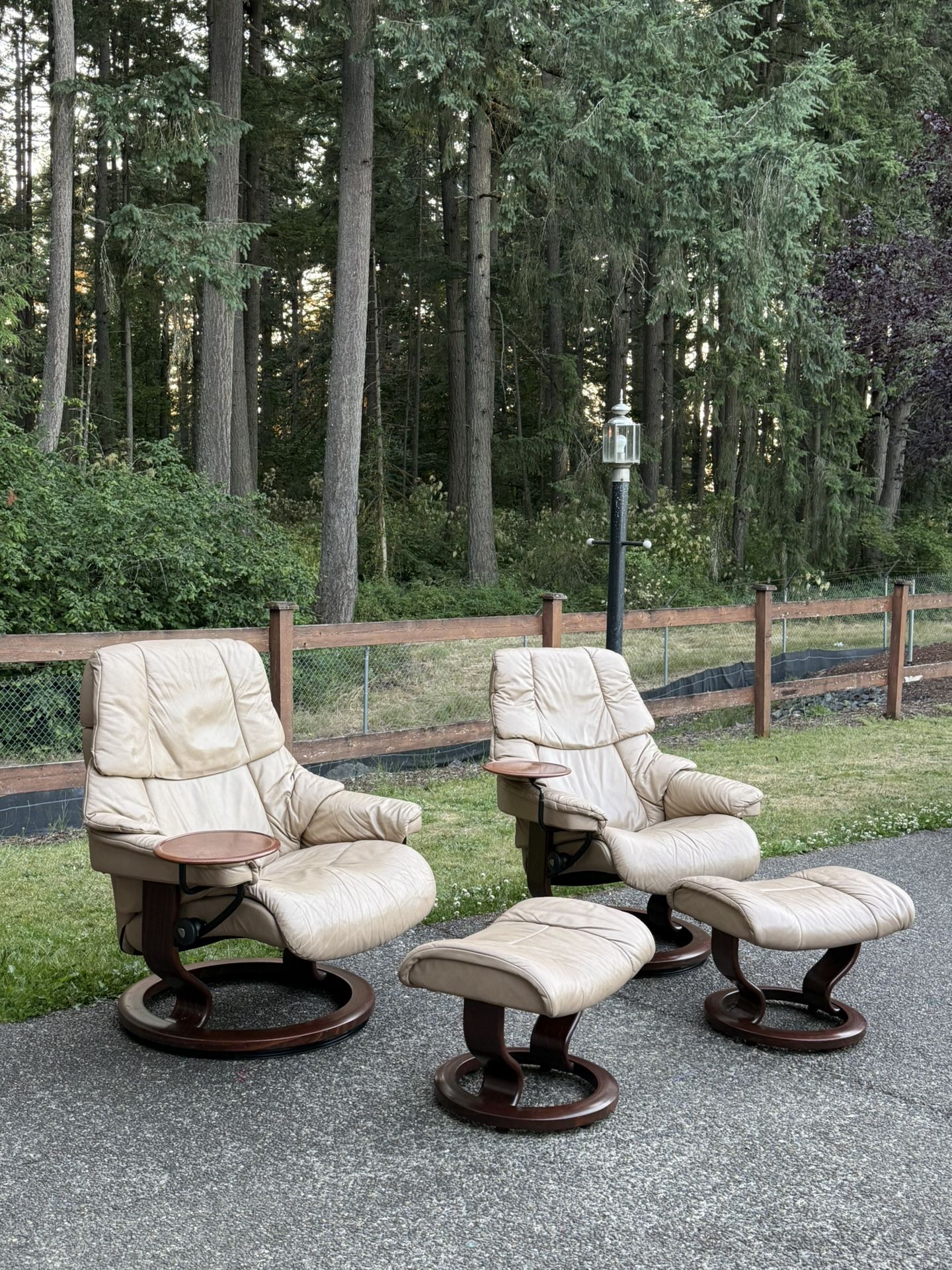 Ekornes Stressless lounge chair And Ottoman set of 2