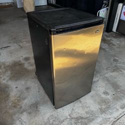 4.4 cu. ft. Sanyo Mini Fridge