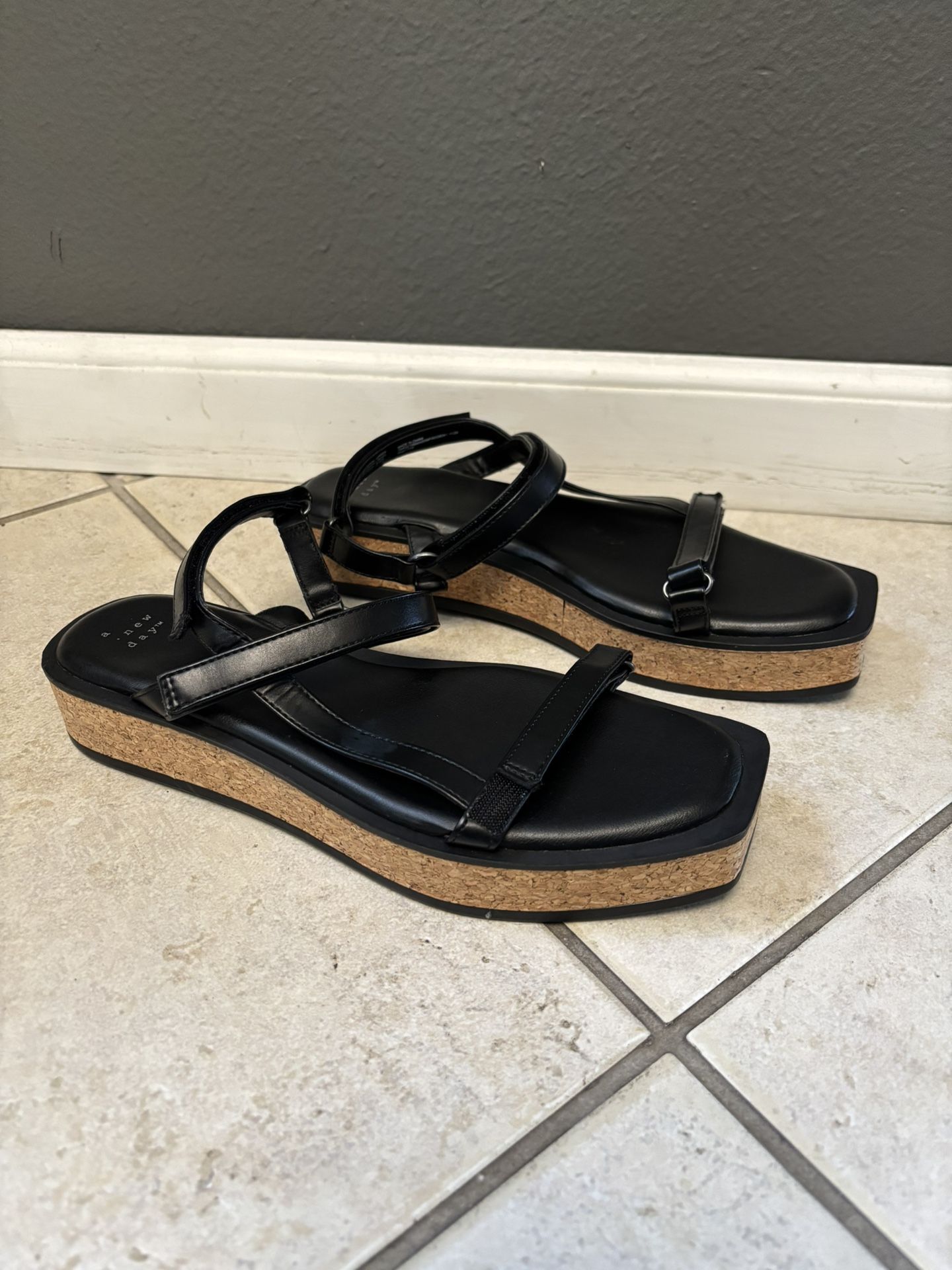 New Women’s Size 9 1/2 Sandals