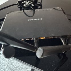 NETGEAR Nighthawk Smart Wi-Fi Router, R6700 - AC1750