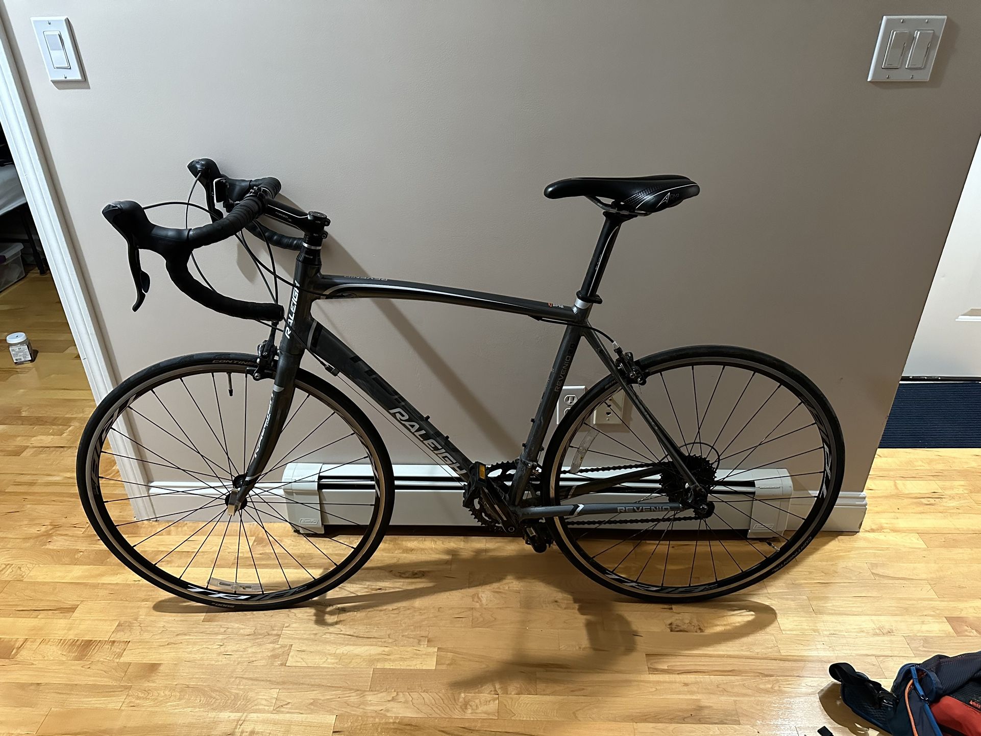 Raleigh Revenio 2.0 Road Bike - Carbon Fiber Forks