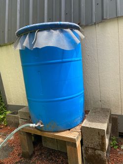 Water tank with stand