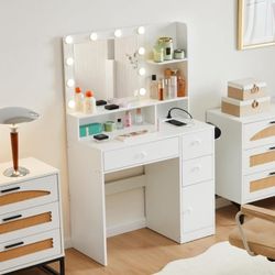Vanity Desk With Mirror 
