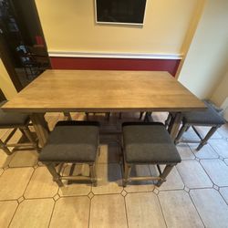 Raymour & Flanigan 7 piece Wood Kitchen Table and Chairs