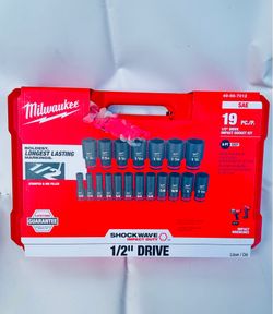 Milwaukee SHOCKWAVE 1/2 in. Drive SAE 6 Point Impact Socket Set (19-Piece)