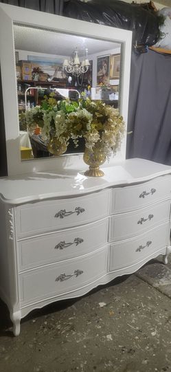 Gorgeous Farmhouse Dresser With Beaded Mirror, Solid Wood Perfect Condition.  Draws Slide Easily Mirror Comes Off.