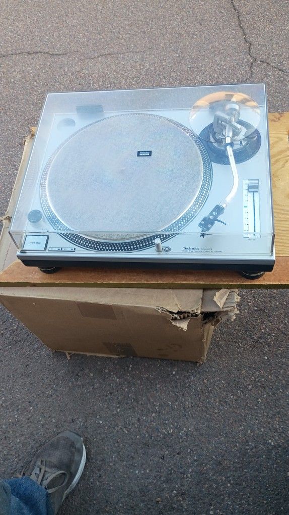Vintage Technics SL-1200MK2 Direct Drive Turntable