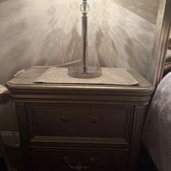 Nightstand PLEASE SEND OFERS‼️