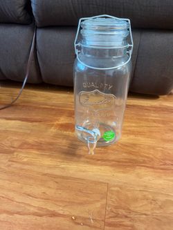 Glassware dispenser clear glass beverage jar