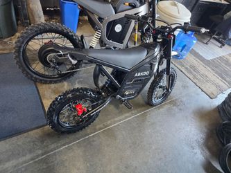 Electric Mini dirt bike ,40 mph 4000w motor brand new out the box ! 330 lbs. Weight limit capacity .only 0.3 miles from test drive! I accept cash/zell