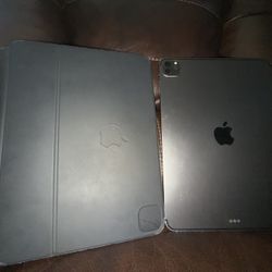 2021 Apple iPad Pro (11-inch) (3rd generation) Keyboard Case included