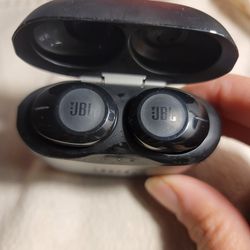 JBL Wireless Headphones With Charging Case
