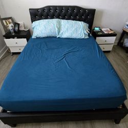 Bed with nightstand (without mattress)