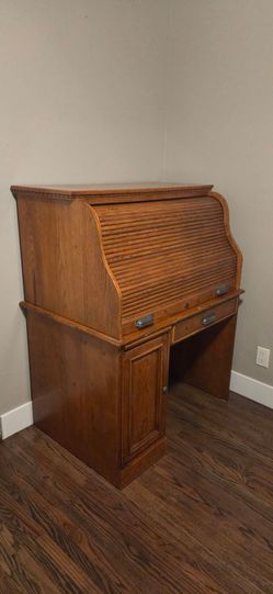 Roll top desk that fits a monitor