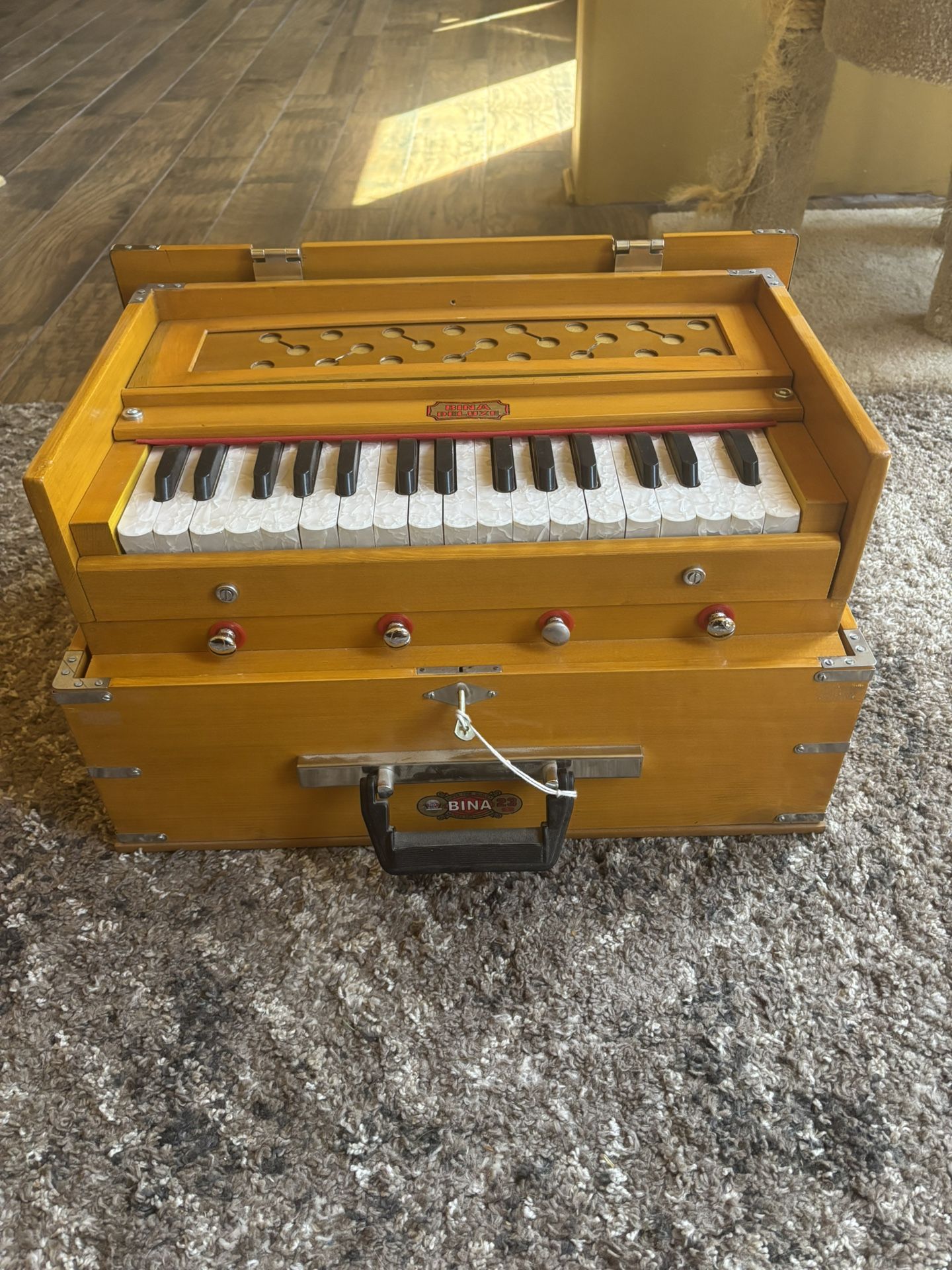 Bina Deluxe 23B Harmonium
