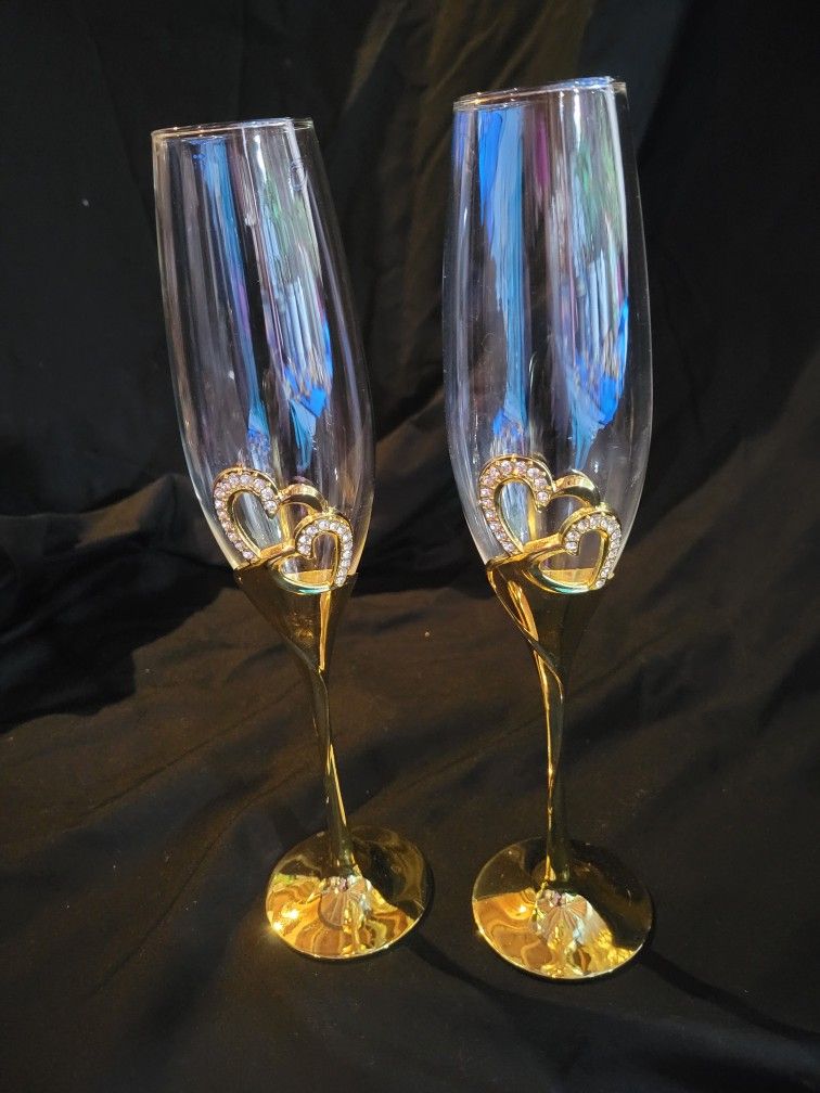 Champagne flutes, cake topper, cake cutting set