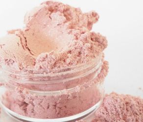 Natural multi toned shimmer shadows